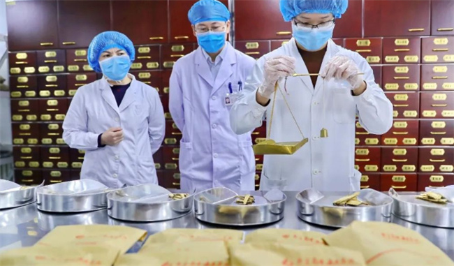 老年人如何使用中药防治新冠_老人如何用中药治疗新冠?