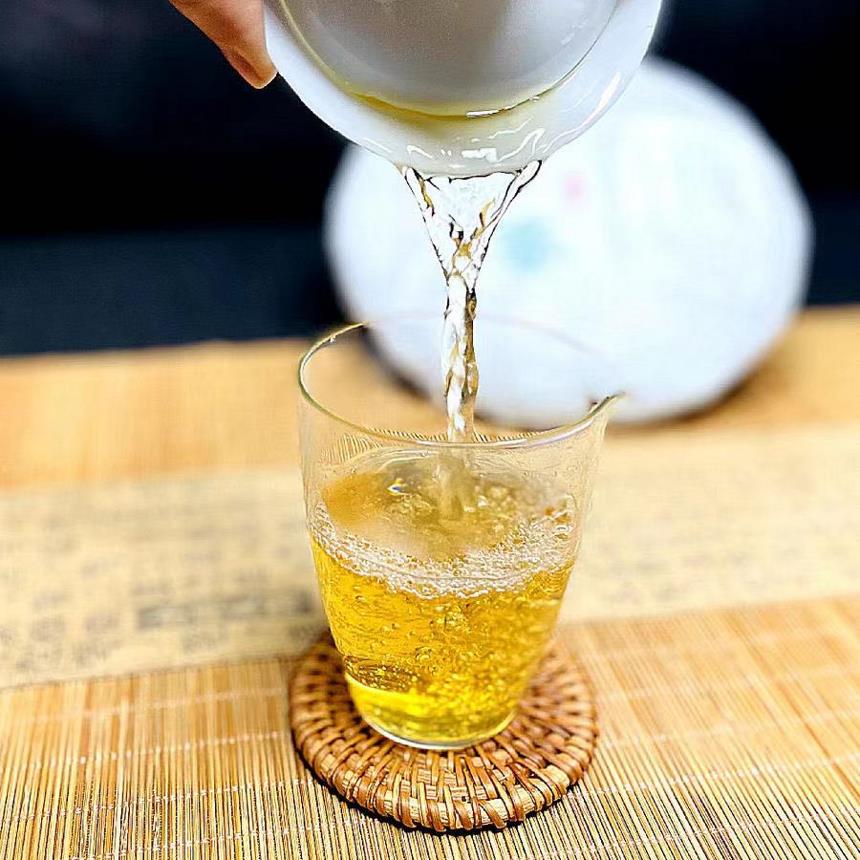 生茶和熟茶到底谁更适合长期存储？让人意想不到