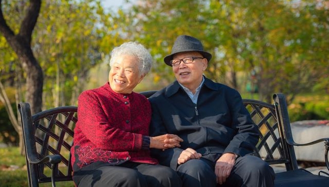 老年人身上为什么会有一股老人味_为什么老人身上有老人味？
