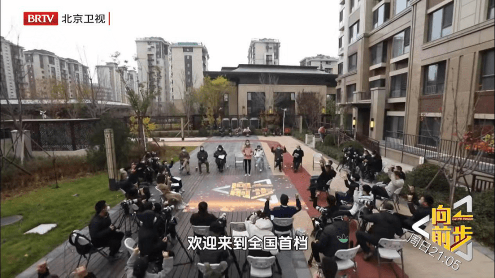 新小区的新烦恼：绿地上的车棚是拆还是建？
