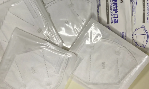 n95口罩上的小孔不会进去病毒吗_口罩
