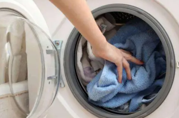 为啥白色衣服用84泡过反而变红了_消毒液