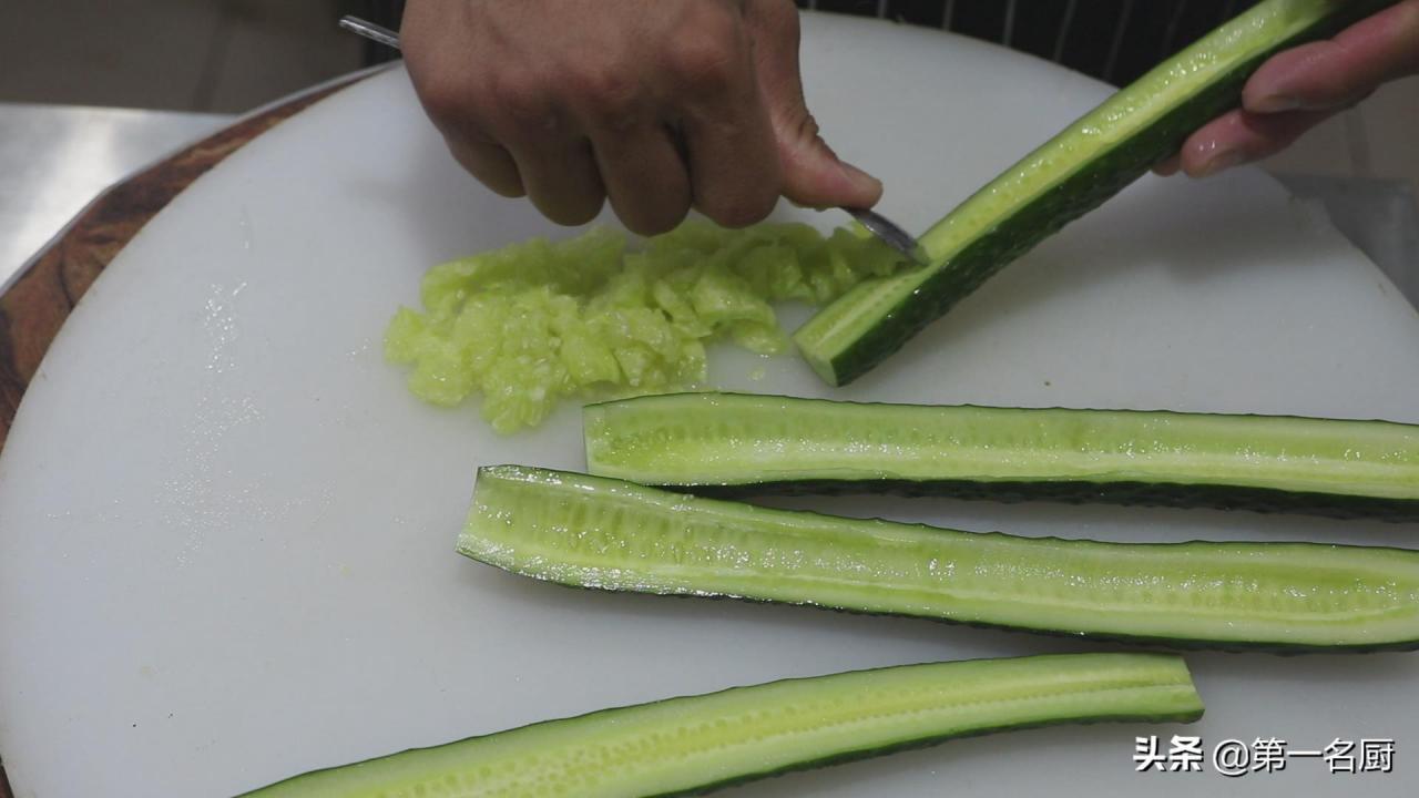 凉拌黄瓜怎么做又脆又好吃（大厨教你“凉拌黄瓜”的秘诀）
