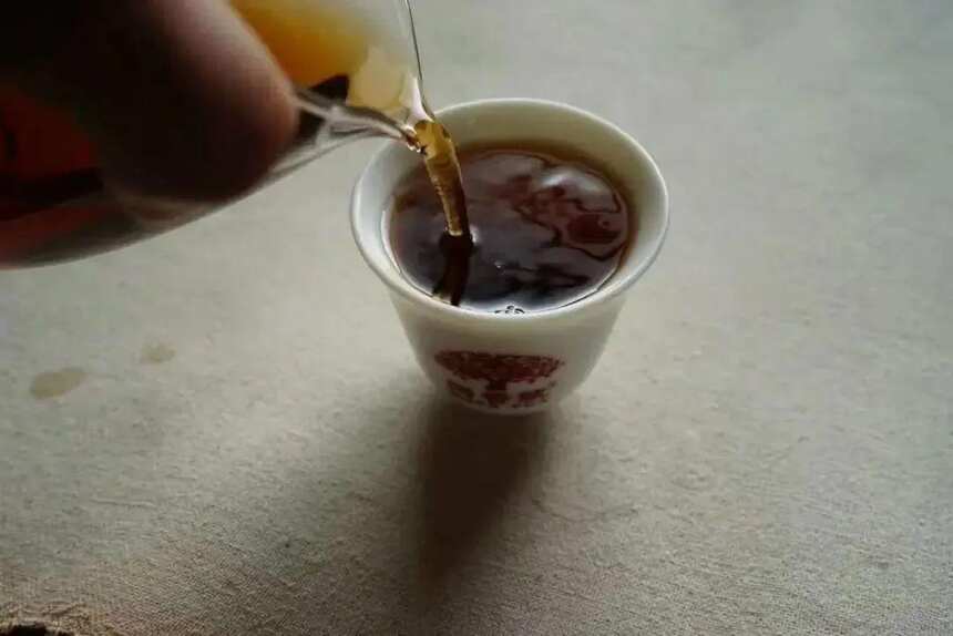 泡茶出现酱油汤，这是怎么回事？