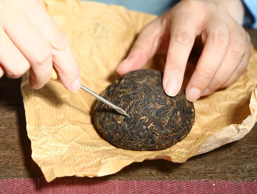 泡普洱茶时，如何正确的“撬茶”？