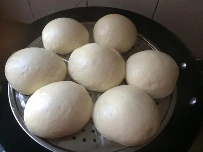 酵母发面蒸馒头还用放碱吗_酵母粉发面后还要放碱吗