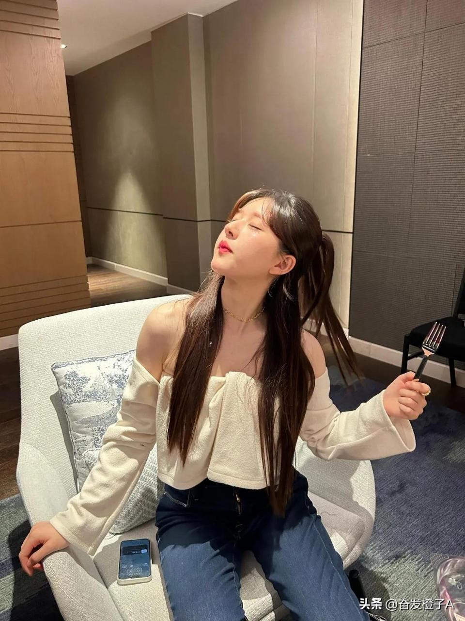 原来赵露思也可以千变万化（白色抹胸上衣又美又欲又撩人）
