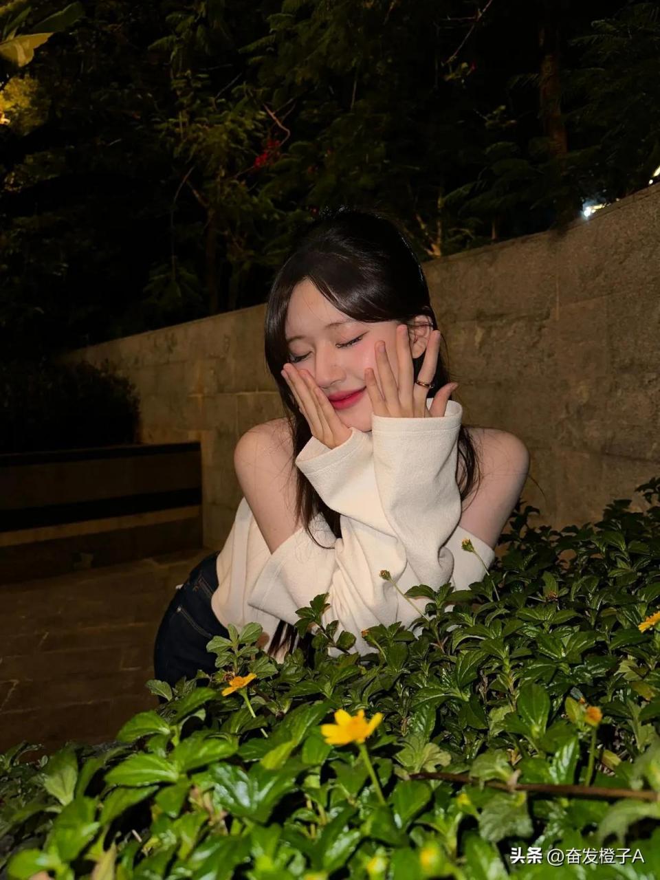 原来赵露思也可以千变万化（白色抹胸上衣又美又欲又撩人）