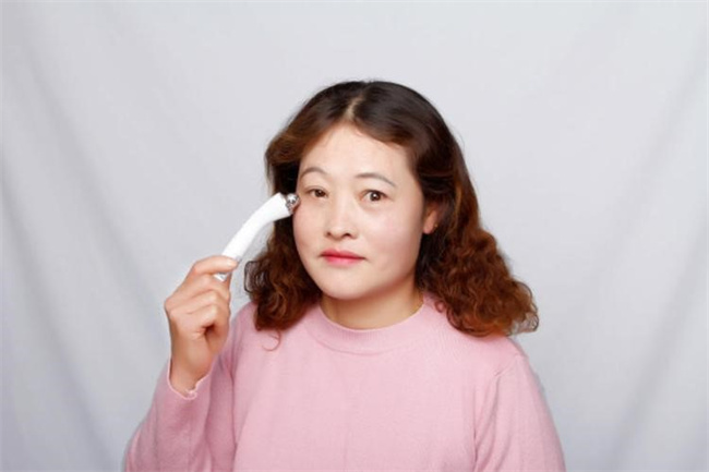 眼部抗皱按摩应该怎么做_眼部去皱按摩方法