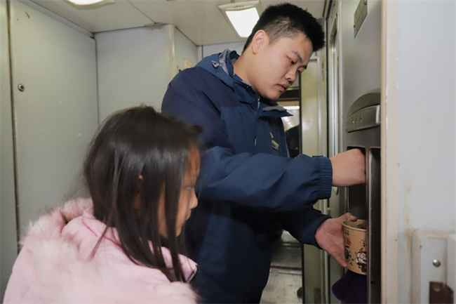 火车上有热水吗_火车上热水都是从哪里来的?
