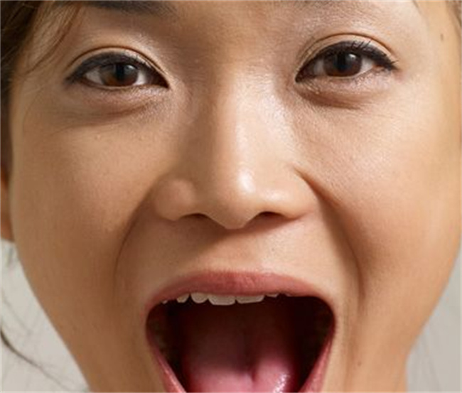 阳后舌头长满厚白舌苔是为什么？_舌后面舌苔厚白是怎么回事