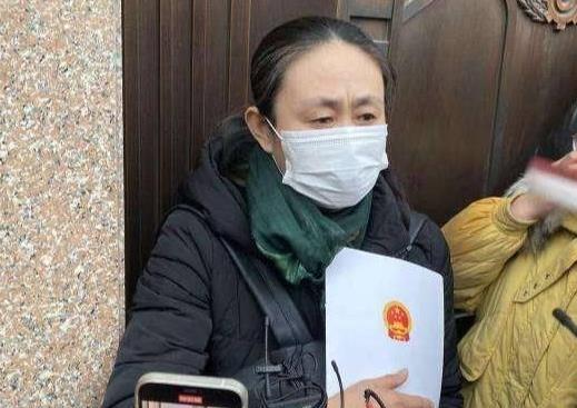 江秋莲去江歌墓前读判决书