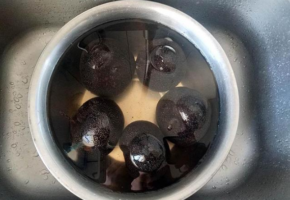 冻梨用什么水解冻比较好_冷水