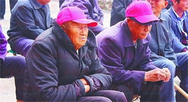 老年人身上为什么会有一股老人味_为什么老人身上有老人味？