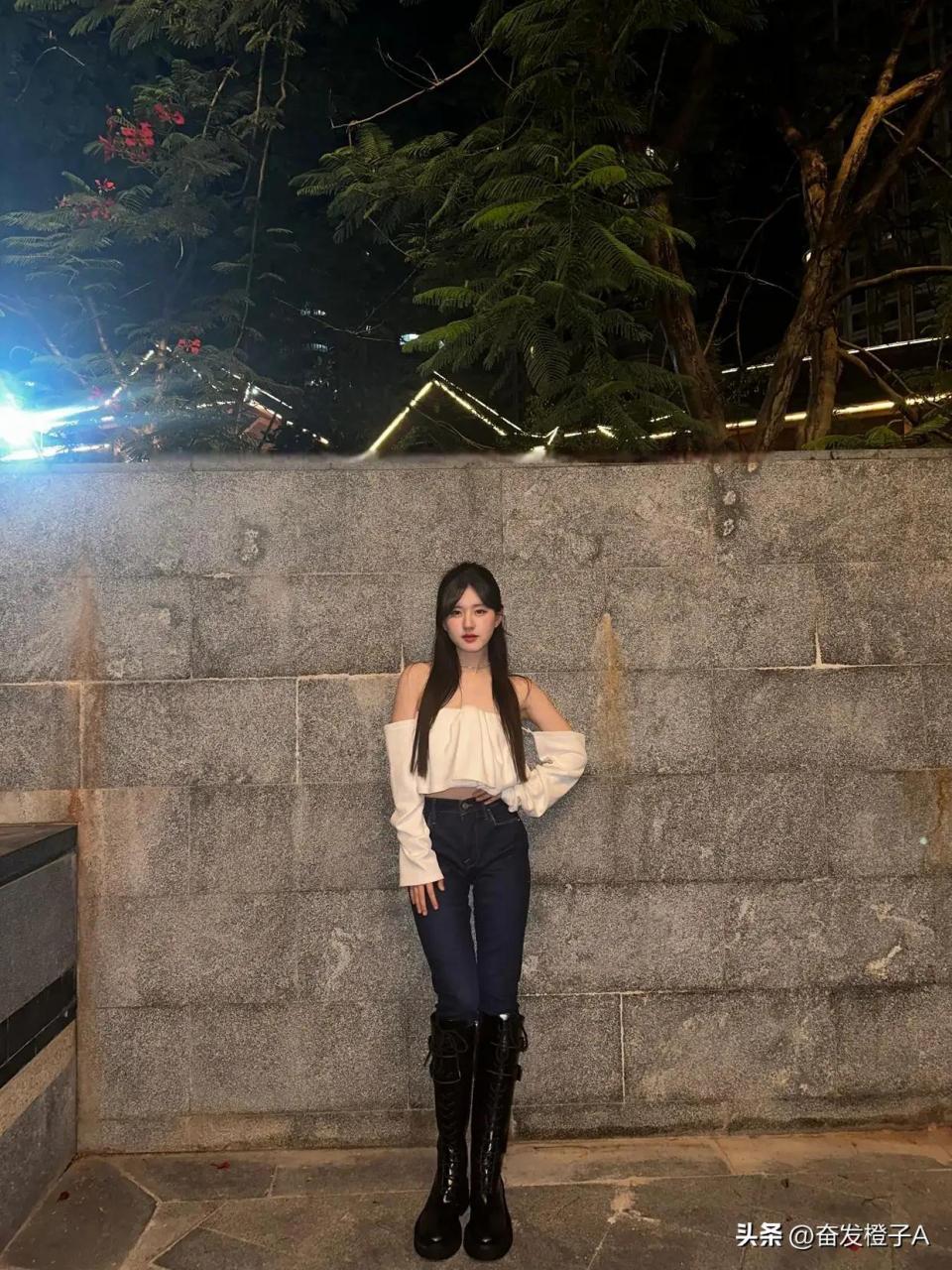 原来赵露思也可以千变万化（白色抹胸上衣又美又欲又撩人）