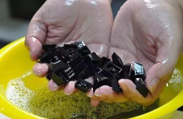 键盘缝隙里很脏怎么清理？清洗键盘最简单的方法