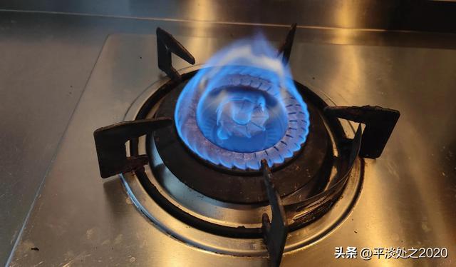 燃气灶火小怎么办图解？燃气灶火焰变小解决方法