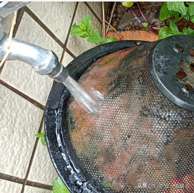 抽油烟机上的老油泥怎么清洗？5分钟彻底清洗油烟机滤网油泥