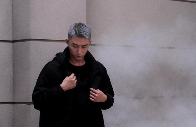灰色头发图片大全？最近很流行一种发色