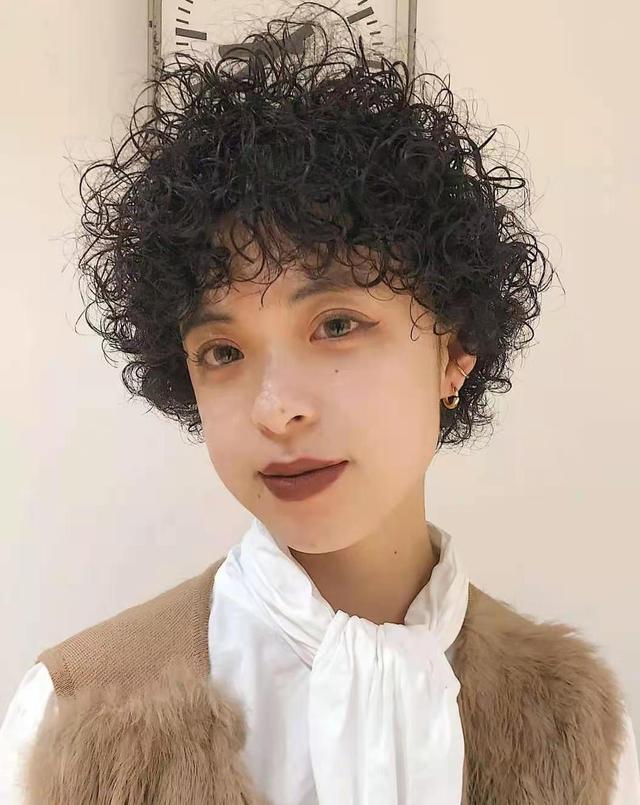 短发烫发最新发型女图片？最流行的纹理烫短发