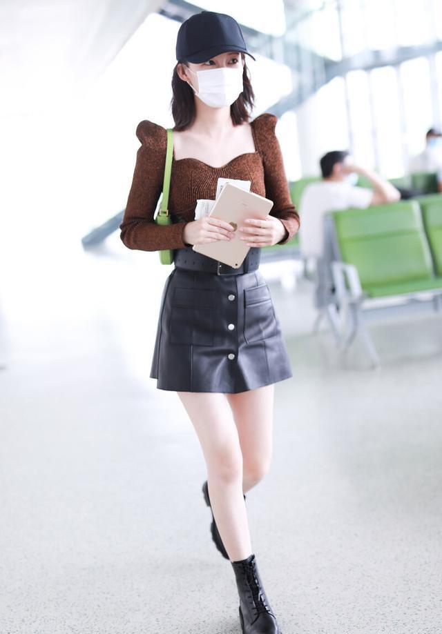 褐色衣服图片女？李沁穿褐色褶皱上衣
