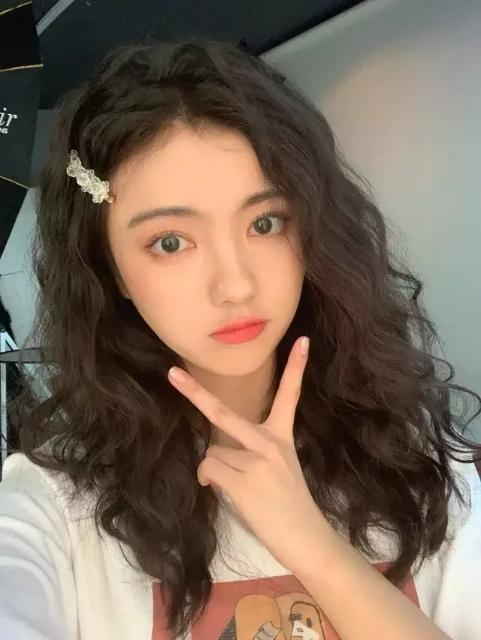 蛋蛋卷发发型图片女？今年流行蛋卷烫发型