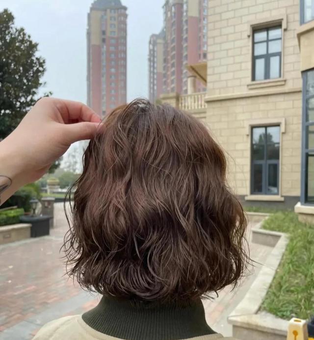 短发刘海发型女图片？2022年最流行的短发发型