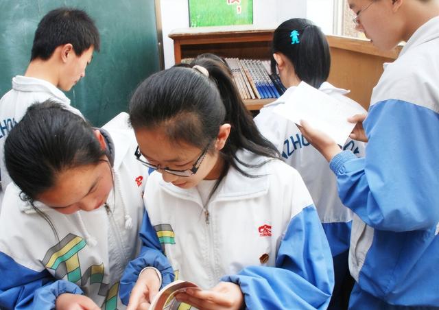 中学生发型图片男生？男生的发型标准帅气
