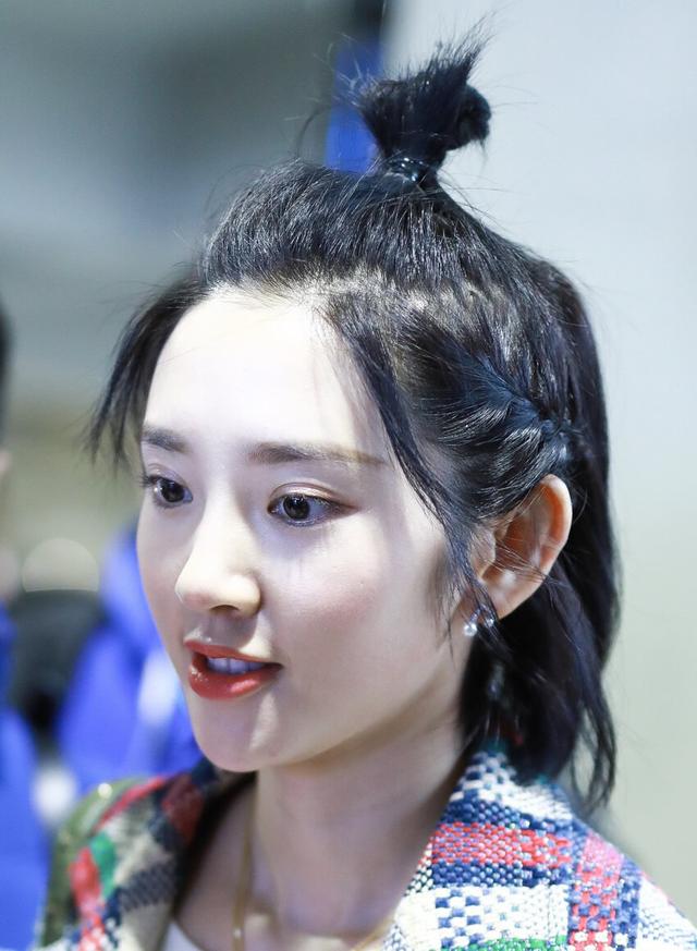 丸子头怎么扎简单好看？扎高马尾丸子头简单又好看
