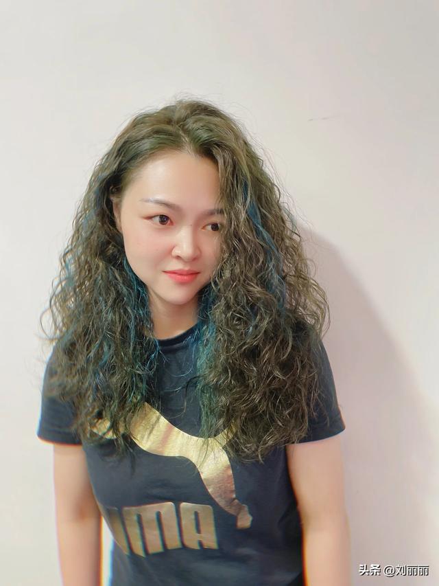 女性卷发发型图片大全？最好看的波波头烫发女生