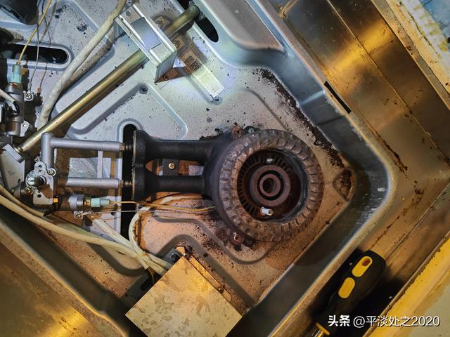 燃气灶火小怎么办图解？燃气灶火焰变小解决方法