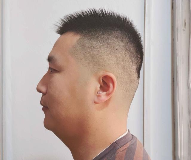 男生头发少的发型图片？这10款发型帅气又显年轻