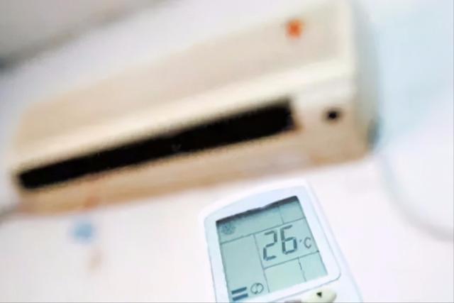 空调开着开着漏水是怎么回事？空调出现漏水的原因及解决方法