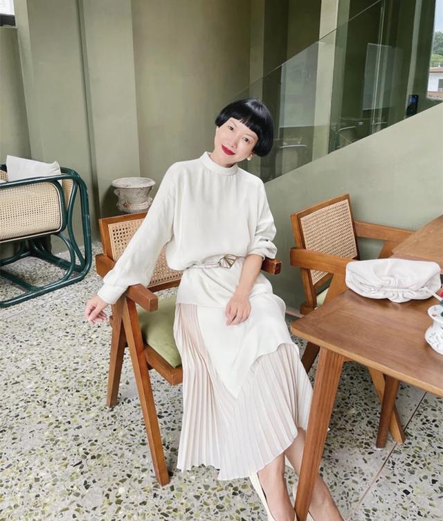 蘑菇头发型图片女短发？博主蘑菇头配优雅穿搭