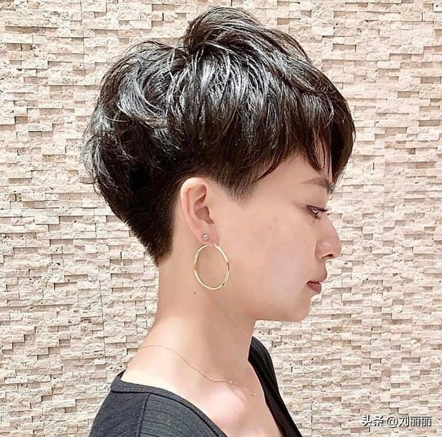 女性卷发发型图片大全？最好看的波波头烫发女生