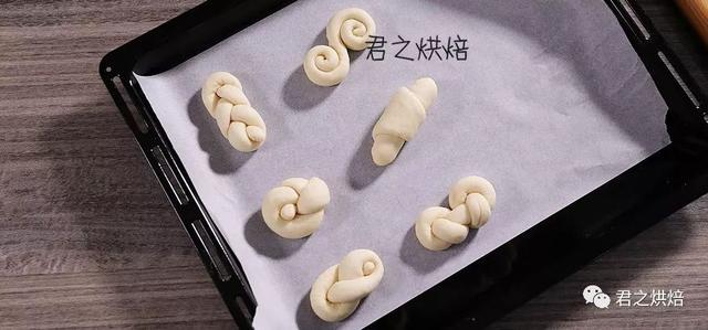 做面包的方法和步骤？最简单的小面包做法大全图解