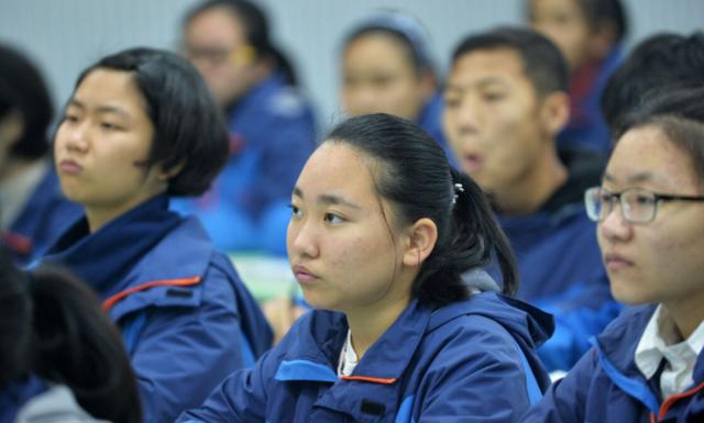 中学生发型图片男生？男生的发型标准帅气