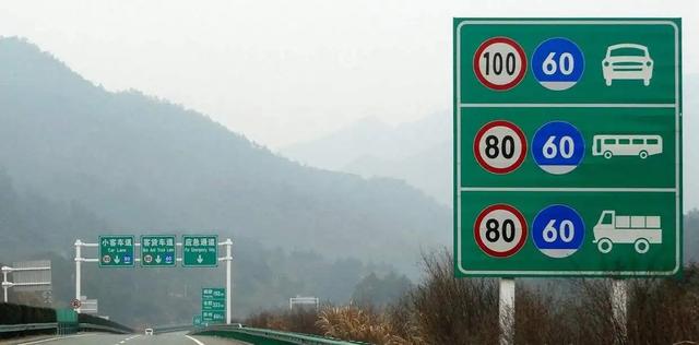 新手上高速怎么开最安全？17个高速公路驾驶安全事项
