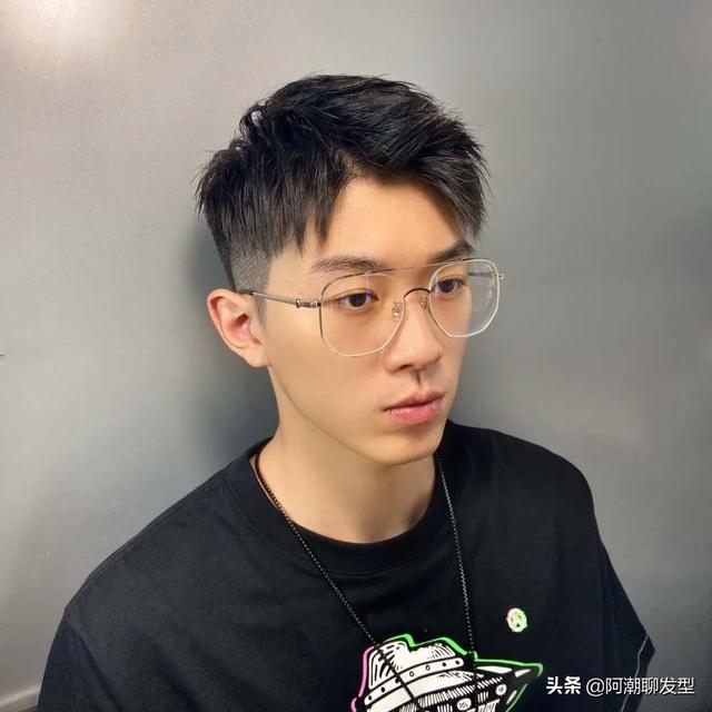 男生发型图片2021潮流帅气？2021年男生流行发型推荐