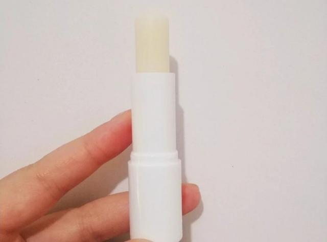 什么牌子唇膏最好用？冬天嘴干起皮哪个牌子润唇膏好用