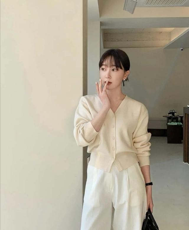 春季时尚女装搭配？春天适合穿的衣服搭配