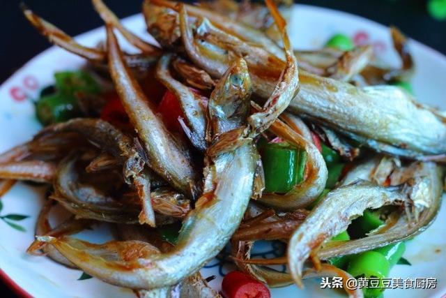 鱼干怎么吃才好吃？花5分钟做一盘香煎小鱼干