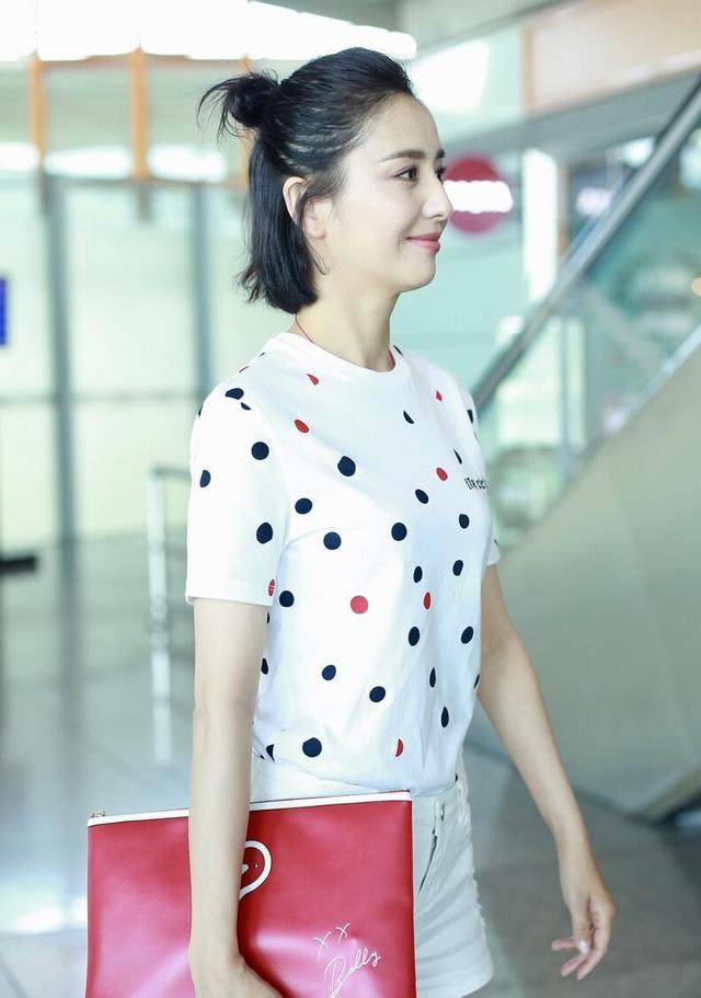 丸子头怎么扎简单好看？扎高马尾丸子头简单又好看