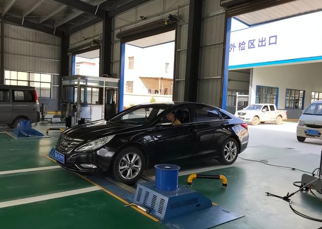 超过10年的车多久年检一次？10年以上私家车几年一检