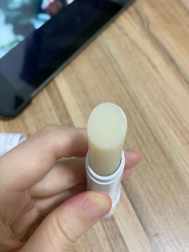 什么牌子唇膏最好用？冬天嘴干起皮哪个牌子润唇膏好用