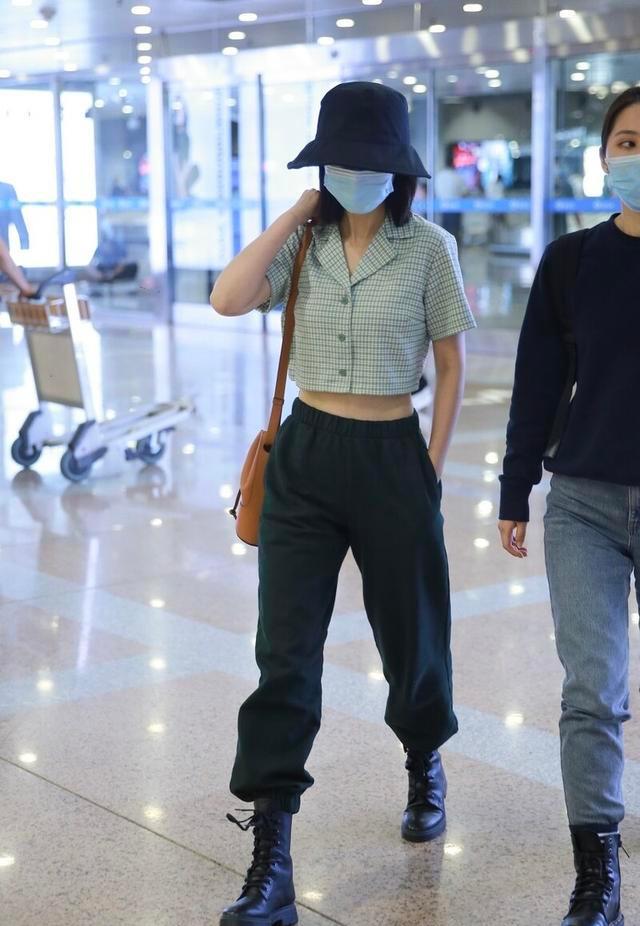 褐色衣服图片女？李沁穿褐色褶皱上衣