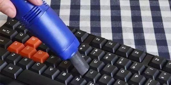 键盘缝隙里很脏怎么清理？清洗键盘最简单的方法