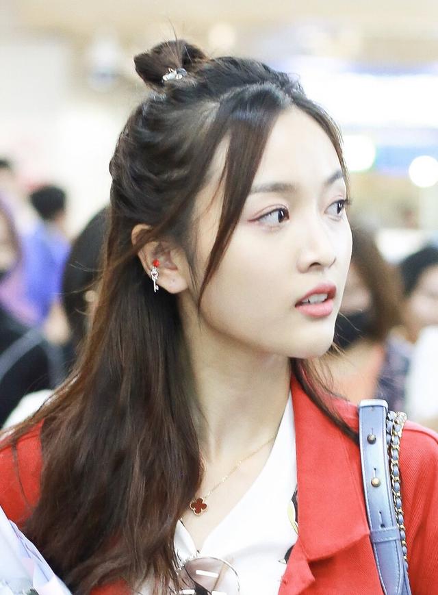 丸子头怎么扎简单好看？扎高马尾丸子头简单又好看