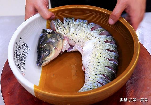 草鱼怎么弄好吃？厨师长教你做红烧草鱼