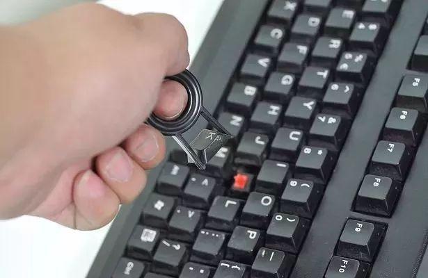 键盘缝隙里很脏怎么清理？清洗键盘最简单的方法